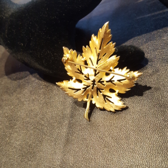 Trifari Crown Vintage Leaf  Brooch - Picture 4 of 7